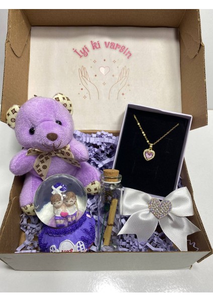 Iyi Ki Varsın Hediye Kutusu – Kalpli Kolye, Işıklı Kar Küresi, Peluş Ayıcık ve Dilek Şişesi modelleri