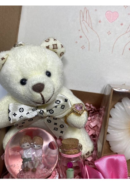 Ciddi Ilişki Yüzüklü Mini Hediye Kutusu, Peluş Ayıcık, Işıklı Kar Küresi, Jelibon ve Daha Fazlası modelleri