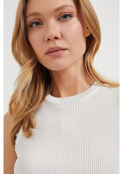 Bisiklet Yaka Piliseli Kolsuz Yumuşak Dokulu Rahat Form Kısa Bluz indirimleri