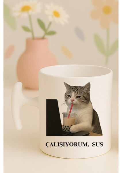 Çalışıyorum Sus Yazılı Kedili Komik Kupa Bardak, Hammer Kulplu, Hediyelik