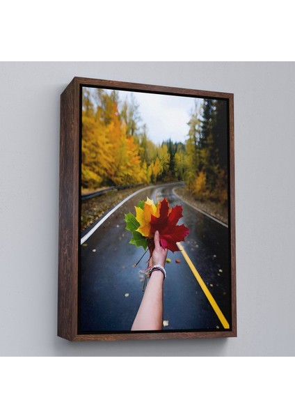 Beyaz Çerçeveli Sonbaharın Renkli Yaprakları ve Yol Manzarası Duvar Tablosu fiyatları