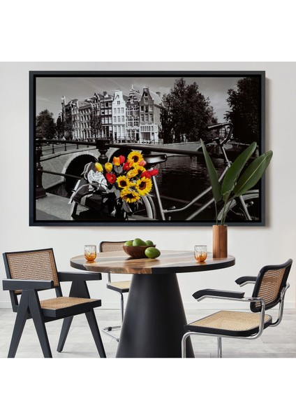 Kahverengi Çerçeveli Amsterdam Kanallarındaki Bisiklet ve Laleler Tablosu
