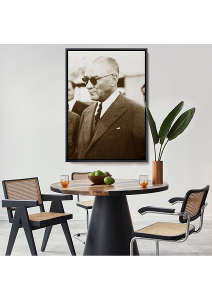 Siyah Çerçeveli Atatürk Portre Tablosu Mustafa Kemal Atatürk Dikdörtgen Dekoratif Kanvas Tablo