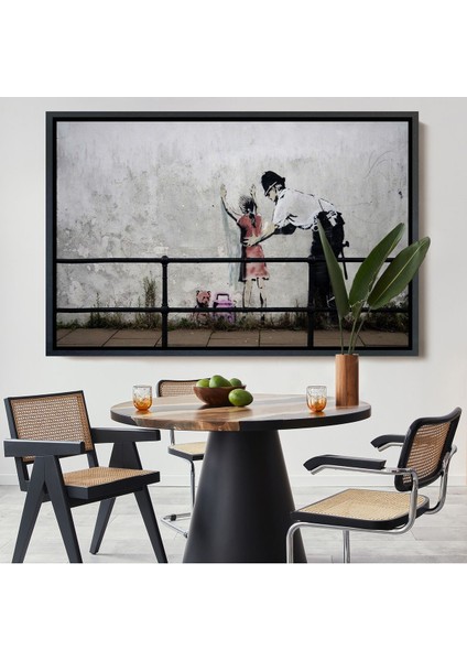 Beyaz Çerçeveli Bansky'nin Küçük Kız Çocuğunu Arayan Polis Isimli Çalışması Kanvas Tablo