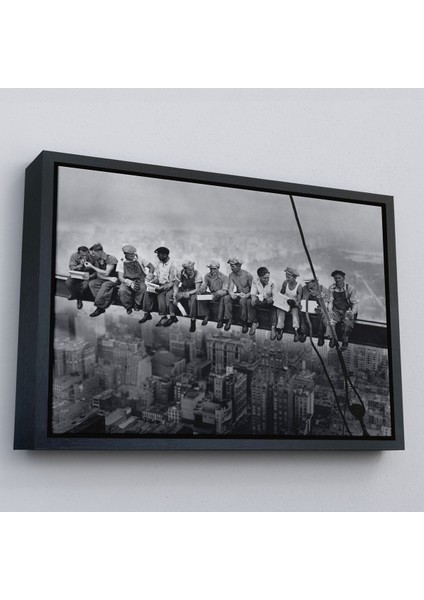 Siyah Çerçeveli Bir Gökdelenin Tepesinde Öğle Yemeği New York Kanvas Tablo