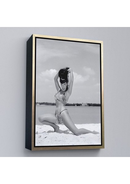 Beyaz Çerçeveli Leopar Bikinili Bettie Page Duvar Tablosu modelleri