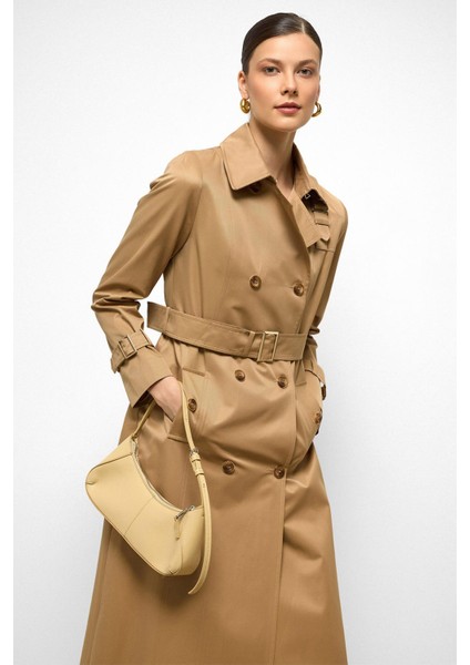 Kruvaze Gömlek Yaka Omuzu Kemer Aksesuarlı Su Itici Özellikli Trençkot K. Kamel 6763