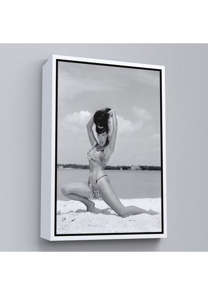Siyah Çerçeveli Leopar Bikinili Bettie Page Duvar Tablosu fiyatları
