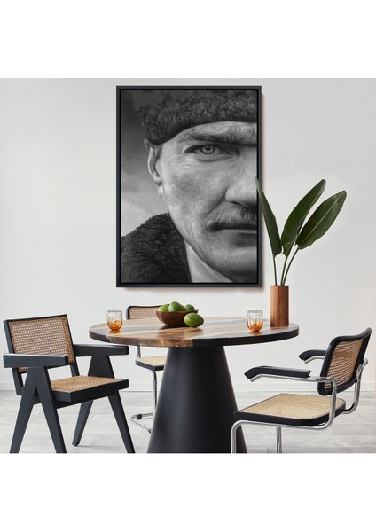 Siyah Çerçeveli Mustafa Kemal Atatürk Siyah Beyaz Tablosu