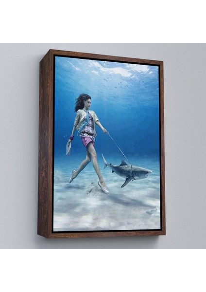 Çerçeveli Su Altında Köpek Balığı Gezdiren Kadın TABLOSU-6482 fiyatları