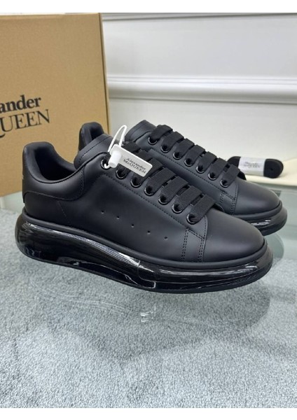 Oversize Siyah Deri Sneaker – Alexander McQueen’in İkonik Şıklığıyla Cesur Adımlar