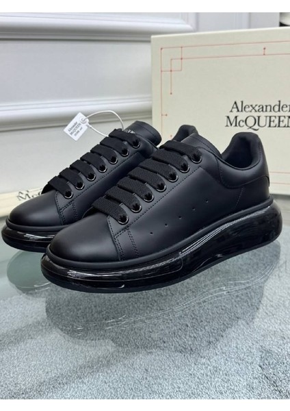 Oversize Siyah Deri Sneaker – Alexander McQueen’in İkonik Şıklığıyla Cesur Adımlar fiyatları