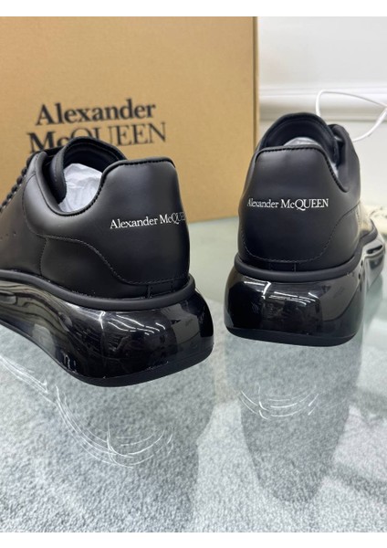 Oversize Siyah Deri Sneaker – Alexander McQueen’in İkonik Şıklığıyla Cesur Adımlar fırsatları