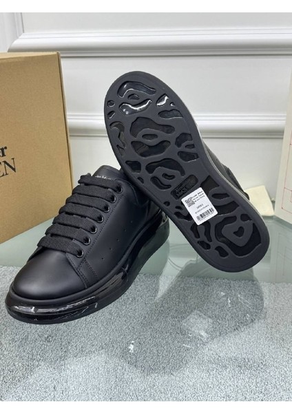 Oversize Siyah Deri Sneaker – Alexander McQueen’in İkonik Şıklığıyla Cesur Adımlar indirimleri