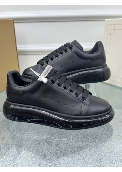 Oversize Siyah Deri Sneaker – Alexander McQueen’in İkonik Şıklığıyla Cesur Adımlar