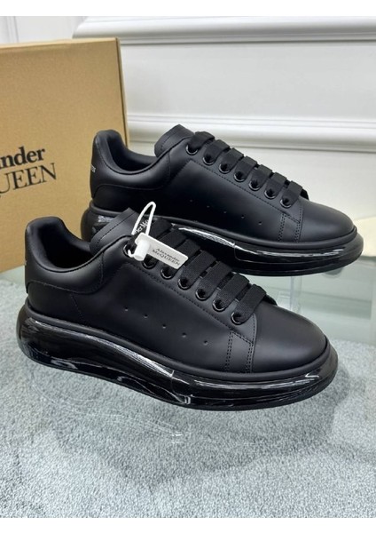 Oversize Siyah Deri Sneaker – Alexander McQueen’in İkonik Şıklığıyla Cesur Adımlar
