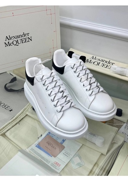 Oversize Beyaz Erkek Deri Sneaker – Alexander McQueen’in İkonik Beyaz Şıklığı fiyatları