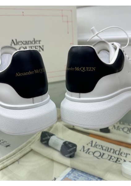 Oversize Beyaz Erkek Deri Sneaker – Alexander McQueen’in İkonik Beyaz Şıklığı