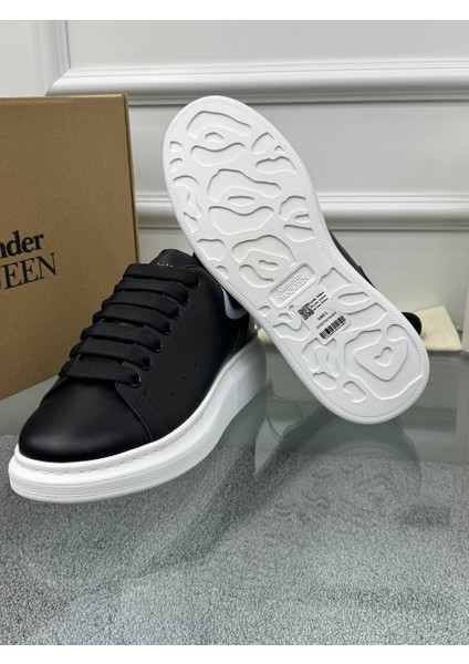 Oversize Siyah Deri Sneaker – Modern Şıklığın ve Konforun Güçlü Buluşması