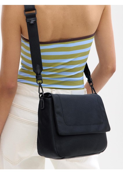 Kapaklı Teknik Kumaş Çapraz Çanta