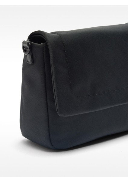 Kapaklı Teknik Kumaş Çapraz Çanta modelleri