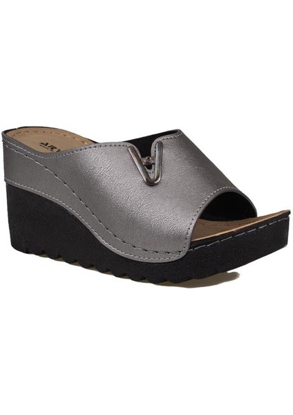 Platin Kadın Dolgu Topuk Taş Detaylı Terlik 26-893