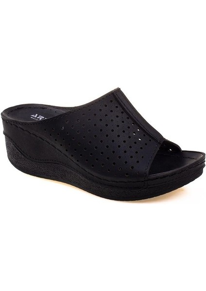 Siyah Dolgu Topuk Delikli Kadın Terlik 04-024