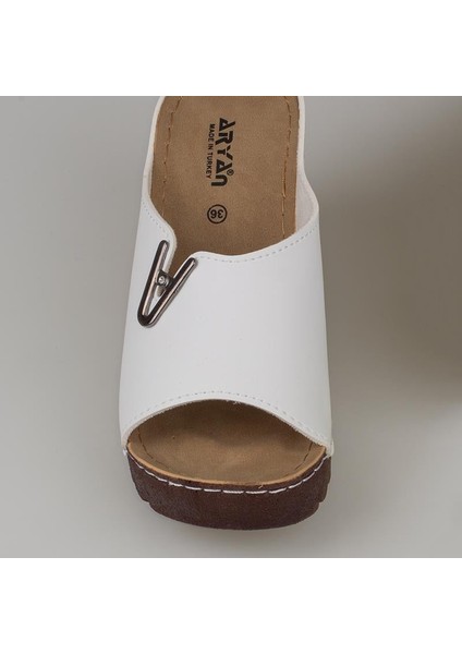 Beyaz Kadın Dolgu Topuk Taş Detaylı Terlik 26-893 fırsatları