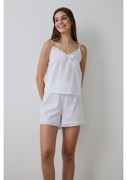 Optik Beyaz Alia Dantelli V Yaka Pamuklu Ayarlanabilir Askılı Şortlu Pijama Takımı