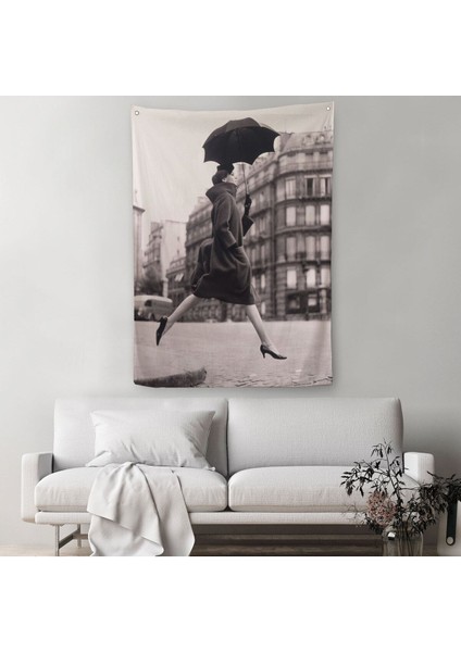 Carmen Sokakta Bir Su Birikintisinin Üzerinden Şemsiyeyle Atlıyor Duvar Örtüsü - HALISI-5286