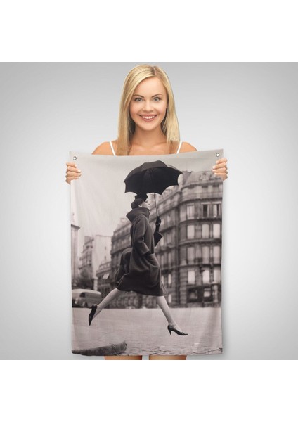 Carmen Sokakta Bir Su Birikintisinin Üzerinden Şemsiyeyle Atlıyor Duvar Örtüsü - HALISI-5286 fiyatları