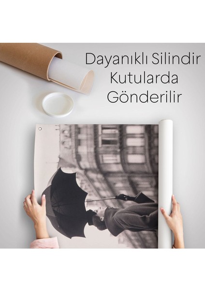 Carmen Sokakta Bir Su Birikintisinin Üzerinden Şemsiyeyle Atlıyor Duvar Örtüsü - HALISI-5286 indirimleri