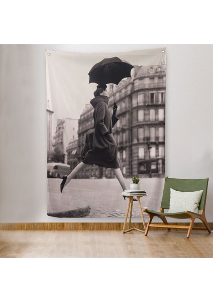 Carmen Sokakta Bir Su Birikintisinin Üzerinden Şemsiyeyle Atlıyor Duvar Örtüsü - HALISI-5286