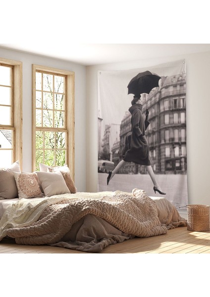 Carmen Sokakta Bir Su Birikintisinin Üzerinden Şemsiyeyle Atlıyor Duvar Örtüsü - HALISI-5286