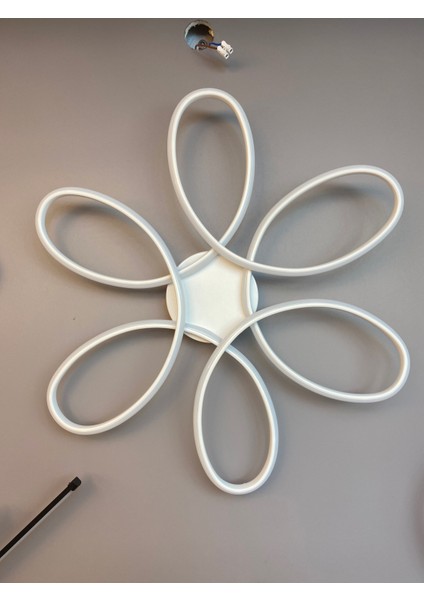 Yüksek Aydınlatmalı Papatya Model Beyaz Gövde Rengi Tavana Yapışık Plofonyer Modern 3 Renk LED Avize modelleri