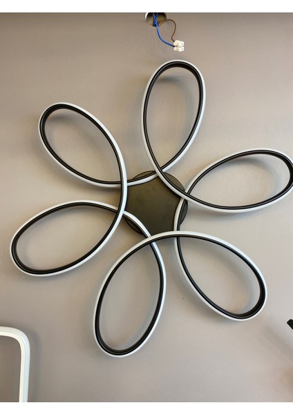 Yüksek Aydınlatmalı Papatya Model Siyah Gövde Rengi Tavana Yapışık Plofonyer Modern 3 Renk LED Avize fırsatları