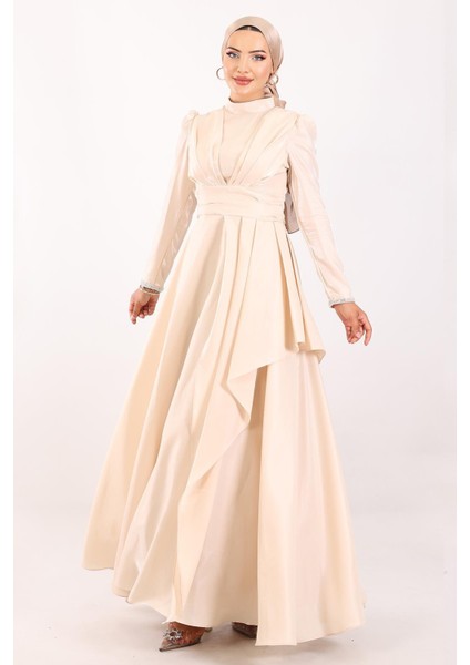 Kol Ağzı Taş İşlemeli Pile ve Volan Detaylı Tafta Saten Tesettür Abiye Elbise KREM 1215