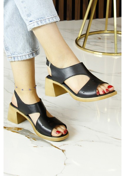 Ofelia Siyah Hakiki Dana Derisi Delik Detaylı Tokalı Kalın Topuklu Rahat Günlük Sandalet