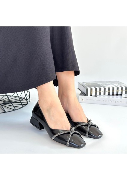 Bernishoes Pety Siyah Rugan Topuklu Ayakkabı fırsatları