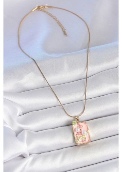 316L Çelik Gold Renk Zincir Pembe Mineli Incli Çiçek Işlemeli Portre Model Kadın Kolye fiyatları