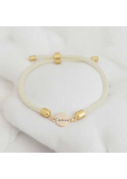 Altın Plakalı 14 Ayar Cansu Ismine Özel Beyaz Örgülü Yuvarlak Motifli Hediye BILEKLIK-476ISIM