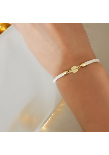 Altın Plakalı 14 Ayar Cansu Ismine Özel Beyaz Örgülü Yuvarlak Motifli Hediye BILEKLIK-476ISIM fiyatları