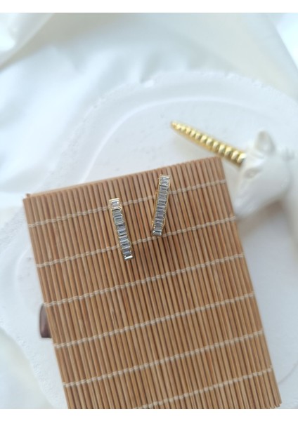 Sıra Taşlı Dikdörtgen Küpe