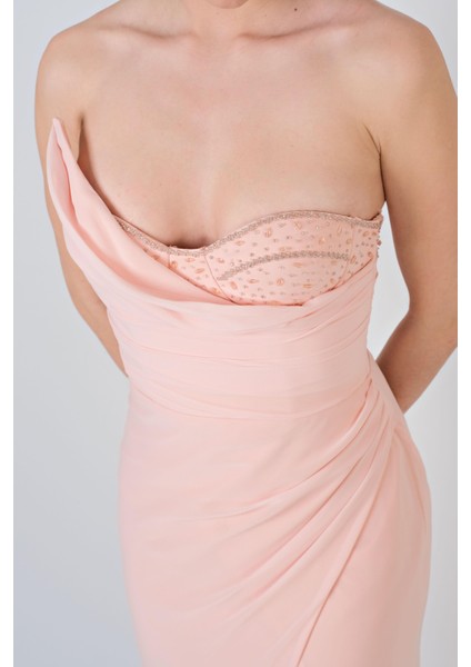 Vangelista Straplez Yaka Drapeli Işlemeli Yırtmaçlı Uzun Abiye Elbise Pudra modelleri