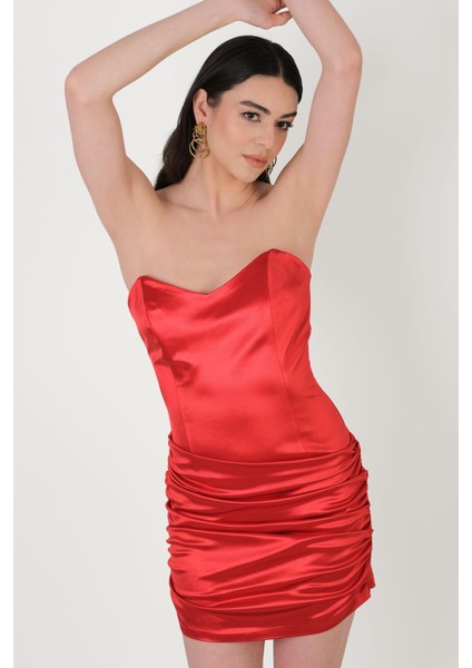 Defendo Kalp Yaka Straplez Yanları Büzgülü Kısa Abiye Elbise Kırmızı modelleri