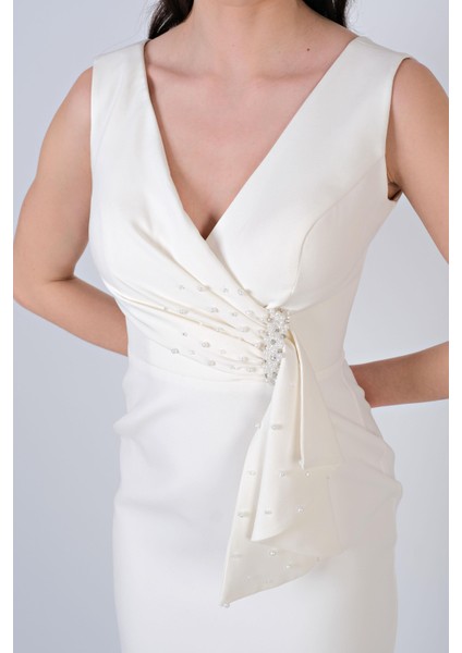 Daniele Kruvaze Yaka Bel Pileli Mendil Inci Işlemeli Midi Abiye Elbise Ekru modelleri