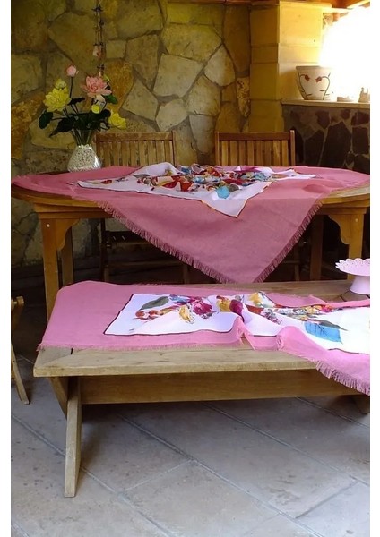 Pembe Beyaz El Yapımı Masa Örtüsü Seti (Yastık Kılıfı, Masa Örtüsü, Runner)