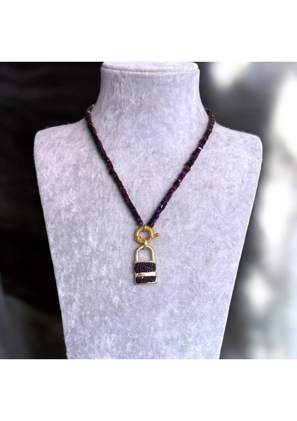 Mor Taşlı Kilit Detaylı Mor Kristal Boncuklu Bijuteri Kolye