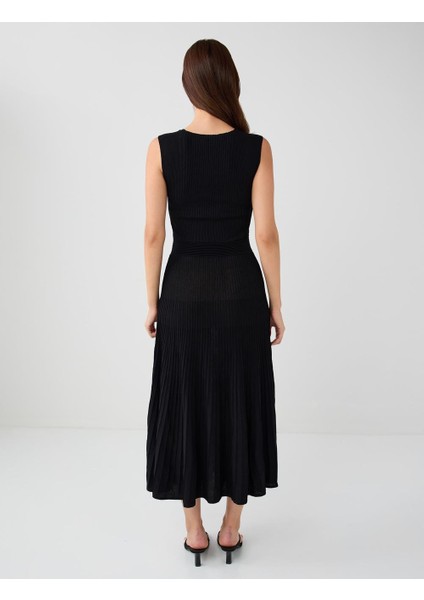 Siyah Kalp Yaka Kolsuz Midi Triko Elbise indirimleri