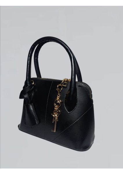 Suni Deri Charm Detaylı Çanta